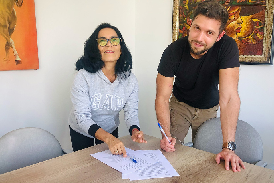 Image showing CEO of Khamai Foundation, Alejandro Arteaga, signing a buy-sell promise agreement to protect a plot of rainforest
