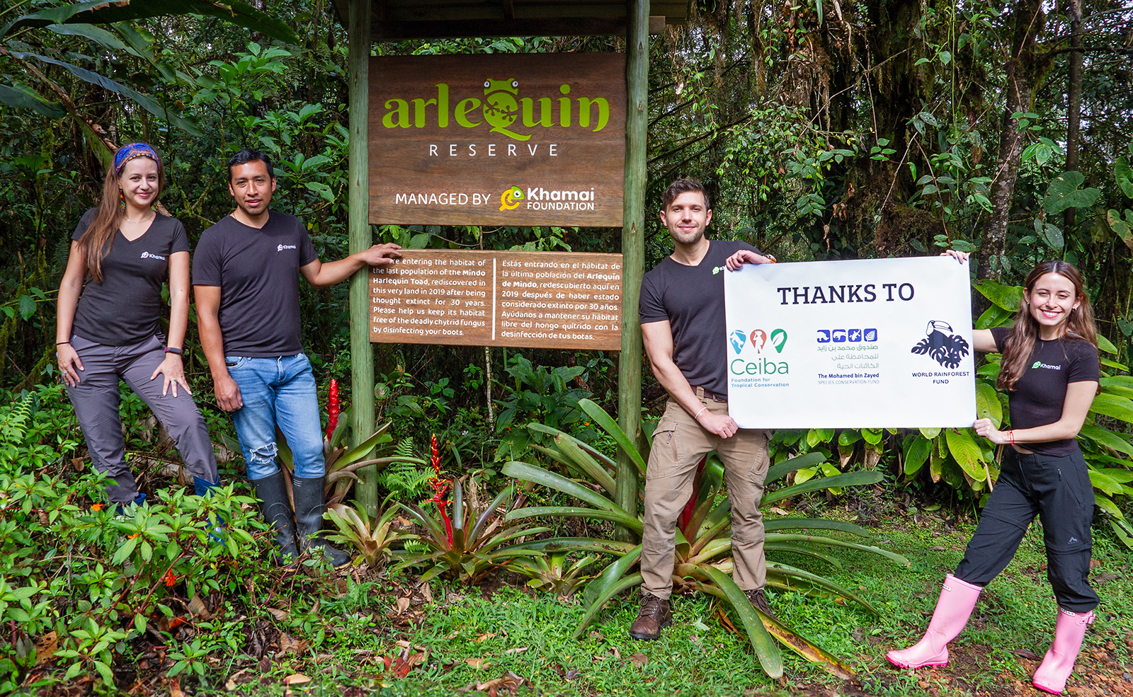 Image showing four members of Khamai Foundation holding a thank you note at Arlequín Reserve